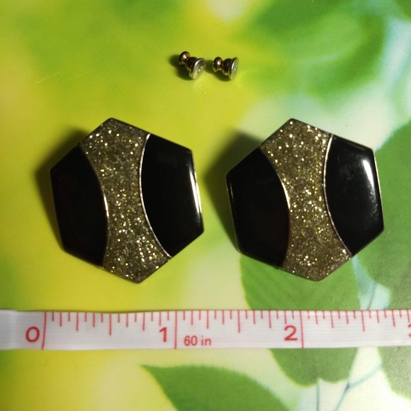 3/$25 vintage 80s black 'gold' hexagon geometric oversize earrings - Picture 3 of 4